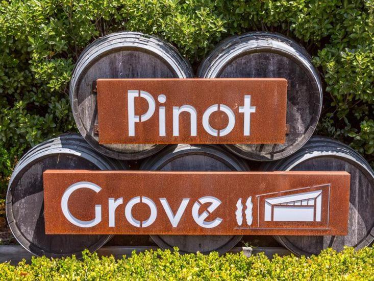 Pride Of Pinot - Martinborough Holiday Home Eksteriør bilde